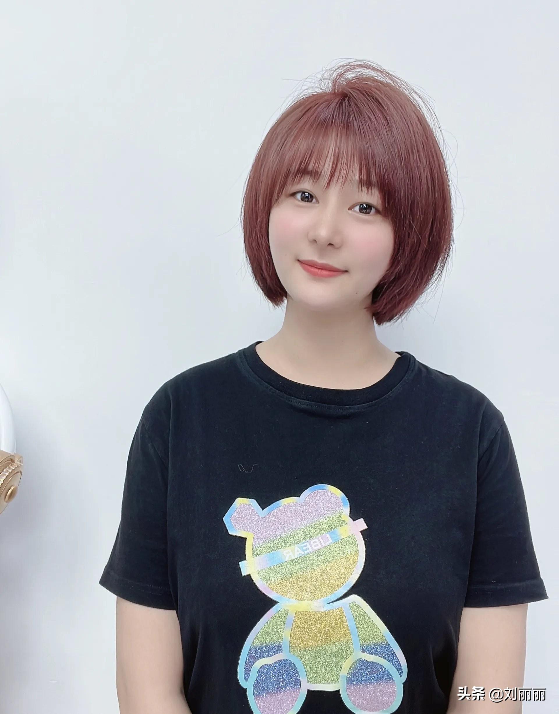 探索時(shí)尚魅力，最新女短款發(fā)型流行趨勢(shì) 2025年發(fā)型指南