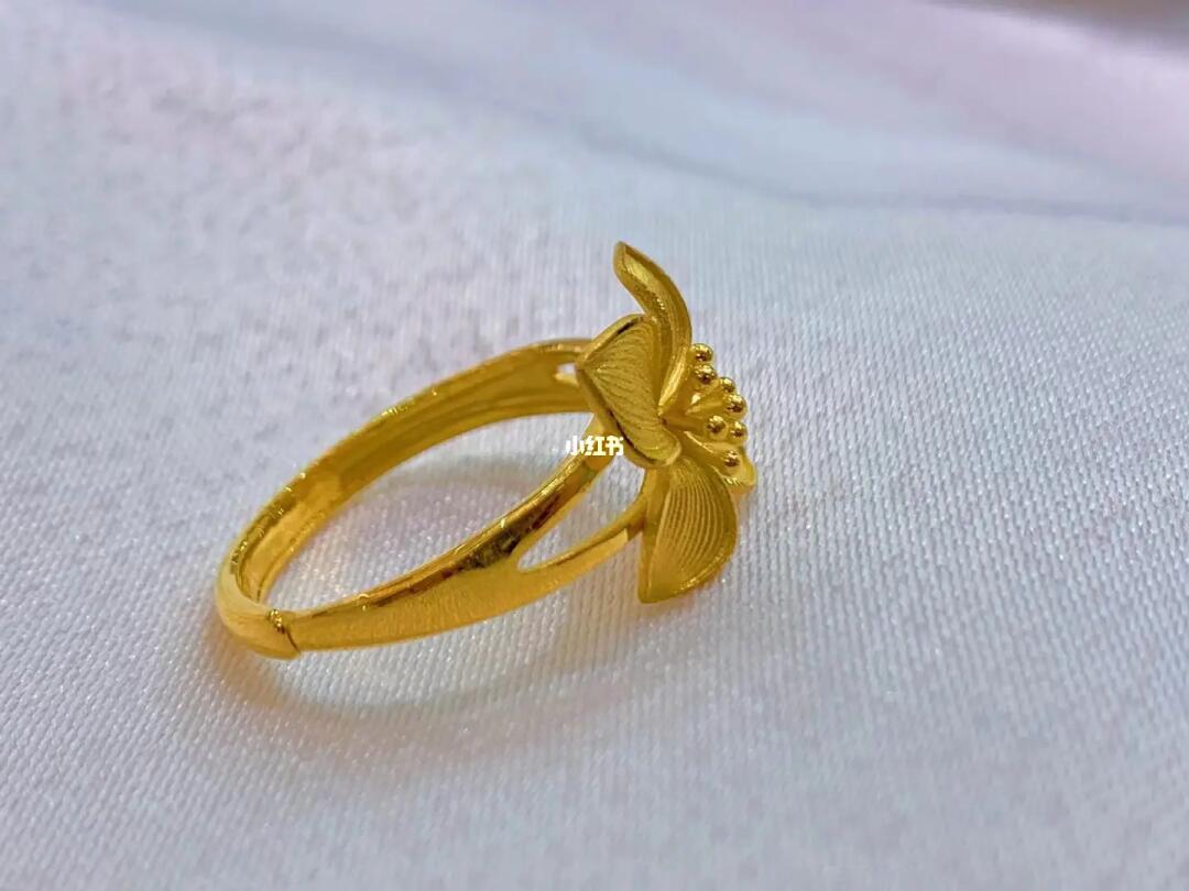 老鳳祥最新款黃金戒指，時(shí)尚與傳統(tǒng)的完美融合風(fēng)采