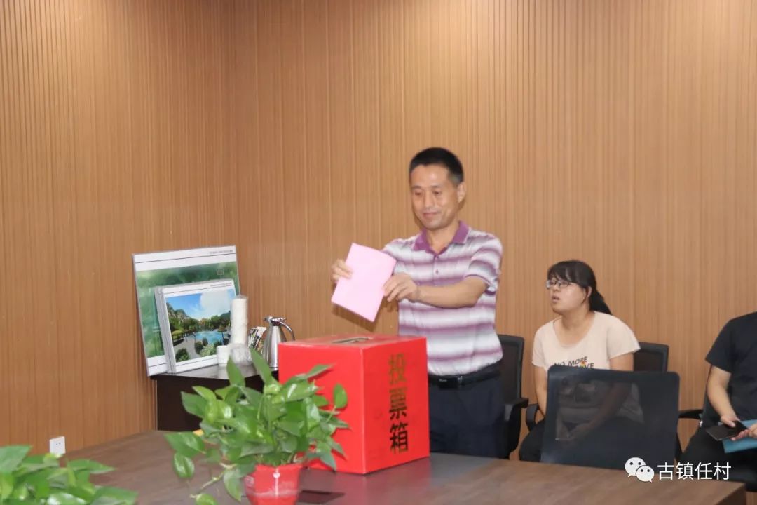 團莊村委會領(lǐng)導(dǎo)團隊引領(lǐng)村莊邁向新輝煌