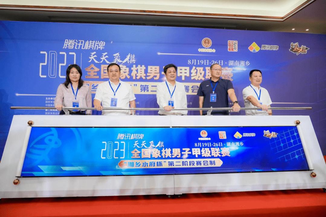 棋梓鎮(zhèn)領(lǐng)導(dǎo)團隊引領(lǐng)未來，共筑美好新篇章