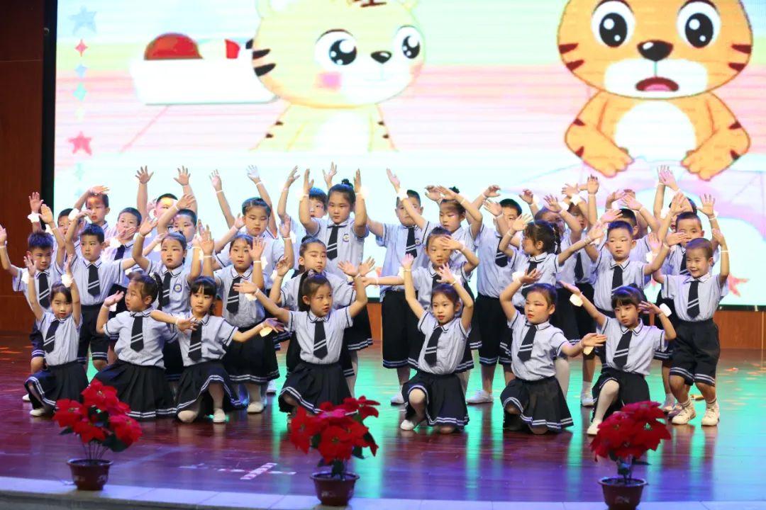 下花園區(qū)小學新任領導團隊引領學校邁向新高度
